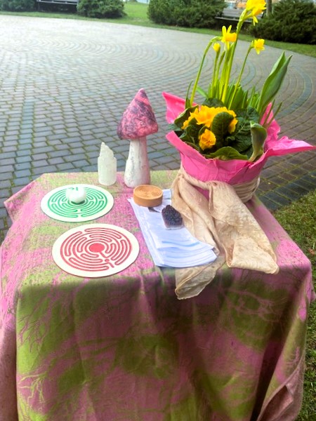 A table with tarot cards and labyrinth discs in different colors 